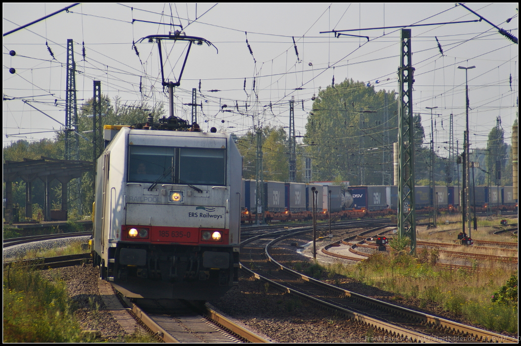 An die IGE ist 185 635-0 untervermietet. Am 05.09.2014 fhrt sie mit einem Container-Zug durch Uelzen