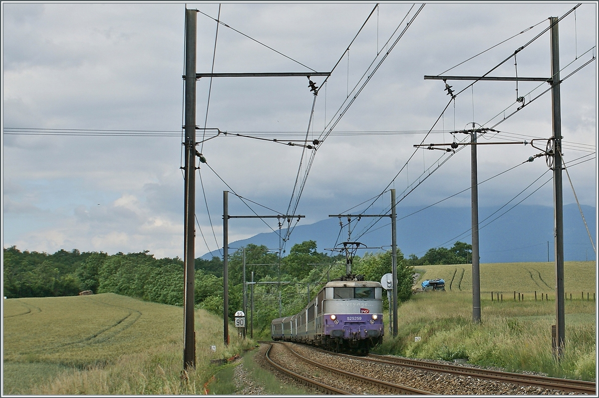 An praktisch derselben Stelle zwischen Russin und Satigny zeigte sich einige Jahre vorher die SNCF BB 25259 ebenfalls mit einem TER von Lyon nach Genève. Damals war die Strecke noch mit Gleichstrom elektrifiziert und mit SNCF Signalen ausgestattet. 

21. Juni 2010