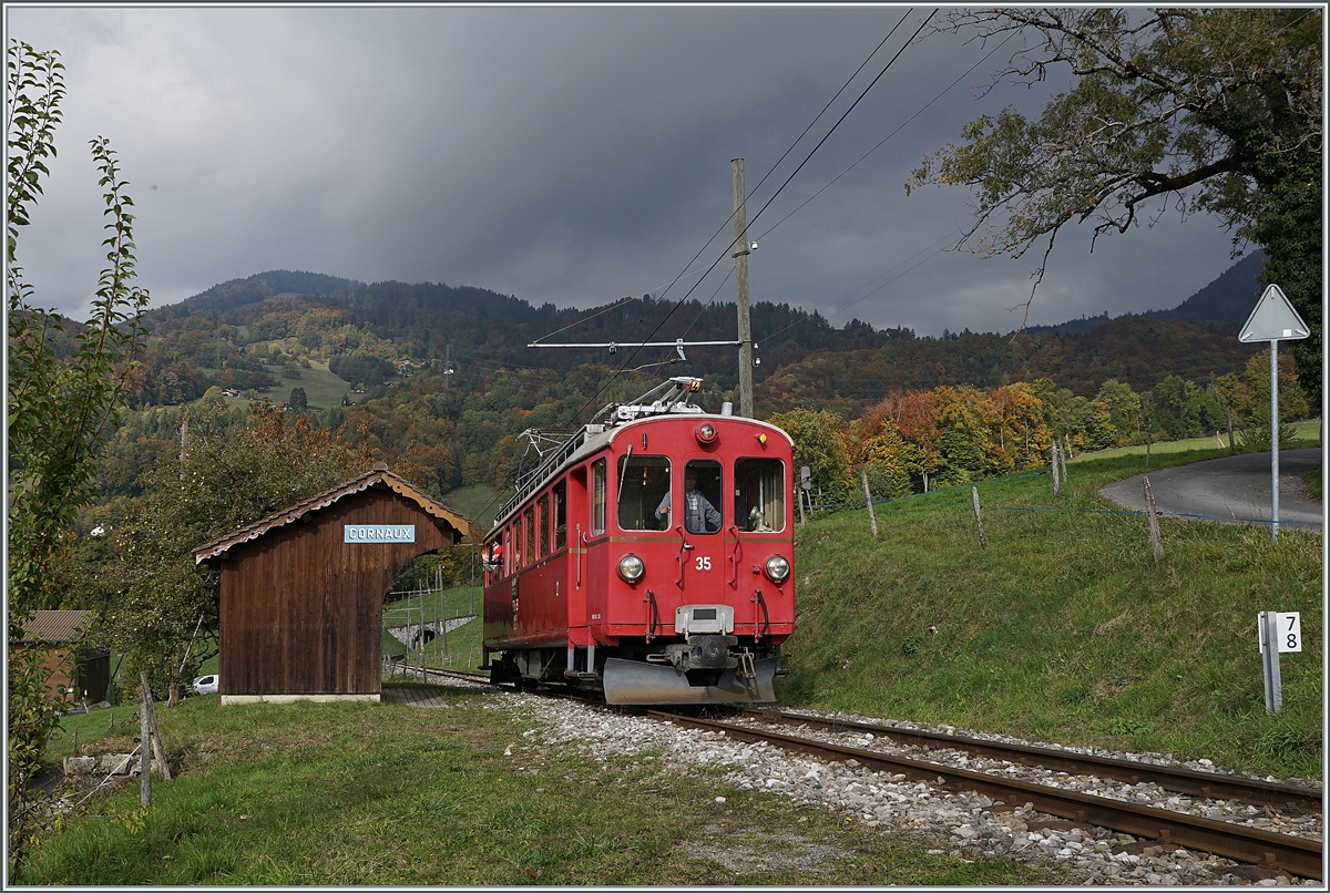 An der Riviera Vaudoise schien im Gegensatz zum Lavaux immerhin zeitweise die Sonne, so dass ich mich entschied, statt die  Trains des Vignes  Strecke mit Umleitungsverkehr, lieber die Blonay Chamby Bahn zu besuchen, immerhin ist es bereits das zweiletzte Wochenende dieser Saison. Der Blonay-Chamby Bernina Bahn ABe 4/4 I N° 35 fährt auf seiner Fahrt von Blonay nach Chaulin beim Halt in Cornaux.

18. Okt. 2020