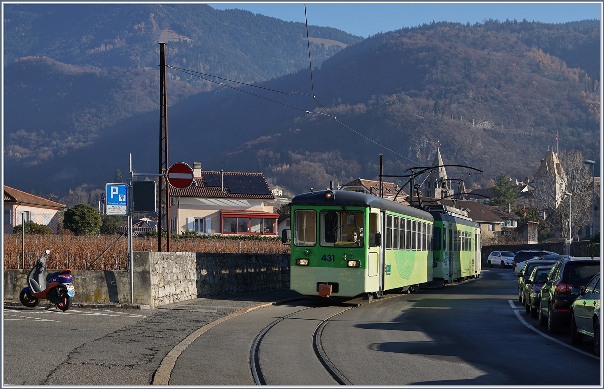 An der Strasse zwischen Ailge Dépot ASD und Aigle tragen zum Tiel noch alte Maste die kürzlch erneuerte Fahrleitung
Im Bild der ASD BDe 4/4 404 mit seinem Bt auf dem Weg zum Bahnhof Aigle am 14. Jan. 2016