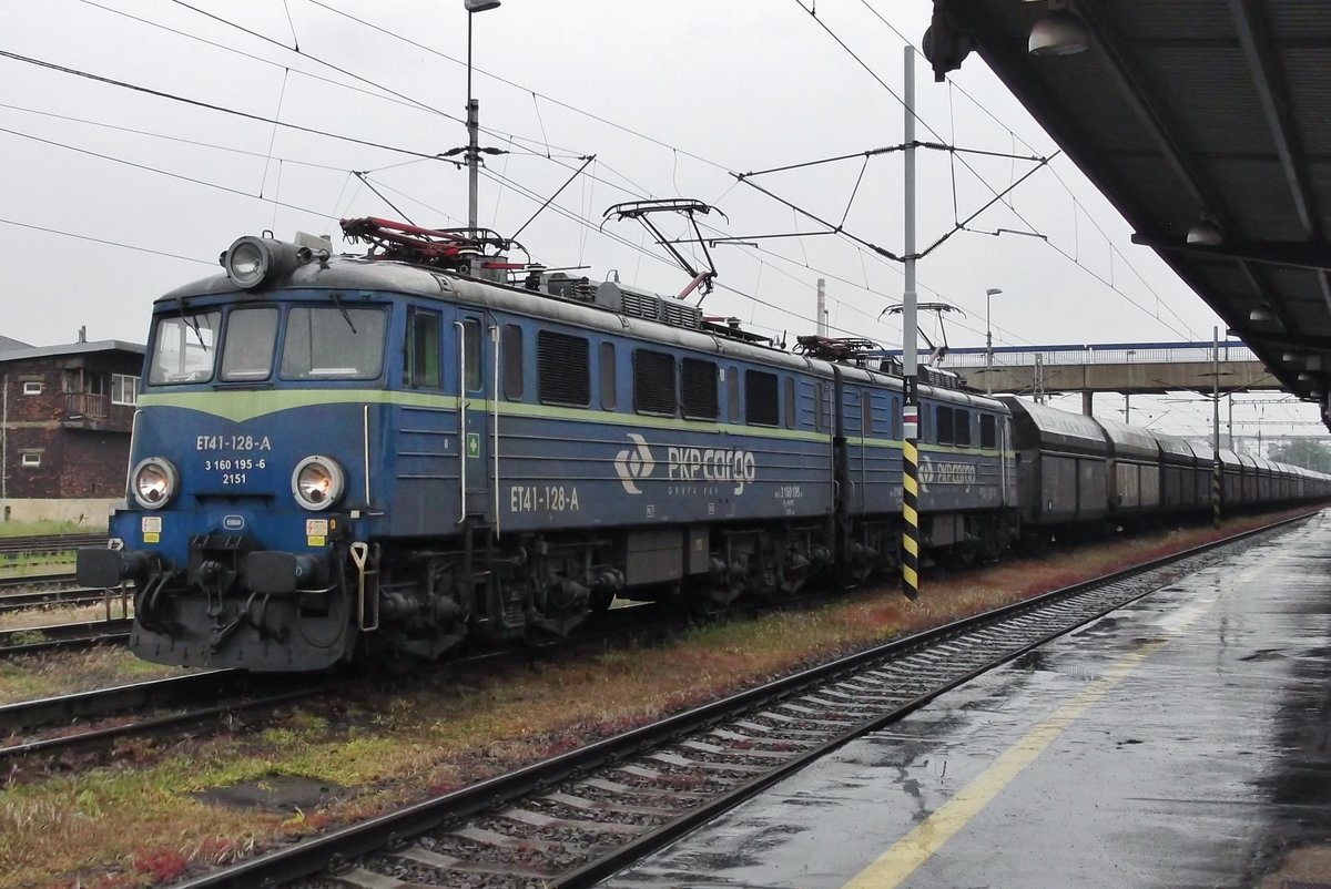 An verregneten 26 Mai 2015 treft ET41-128 mit ein Kohlezug aus Tesyn in Ostrava hl.n. ein.