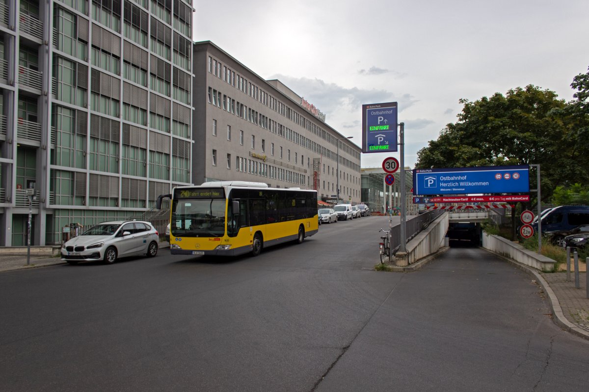 An der zweiten Stelle der Liniennummer der Berliner Buslinien kann man in vielen Fllen ablesen, in welchen Bezirken die Linie unterwegs ist. Bei den  40er -Nummern ist es nicht ganz so eindeutig: Auch wenn der Groteil im oder um das stliche Stadtzentrum der Hauptstadt verkehren, gibt es einige Linien, wie den M45er, die tief im Westen in Spandau unterwegs sind. Die Linie 240 passt mit einem Linienverlauf durch Friedrichshain und Lichtenberg halbwegs ins Schema und trifft am Ostbahnhof zustzlich auf eine ganze Reihe Linien des selben Nummernbereichs.
Mit Wagen 1635 ist am 28.08. ein Exemplar der in Ausmusterung befindlichen Gattung EN06 auf dem Weg in die Wendeschleife am Ostbahnhof.