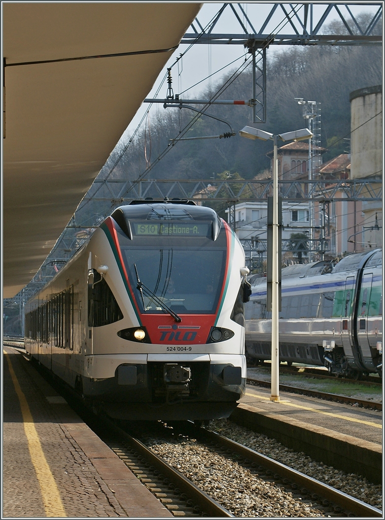 Anfnglich wiesen die TILO RABe 524 noch eine passende, grne Zierlinie zwischen der roten und weisen Farbe auf. 
Como, den 23. Mrz 2011