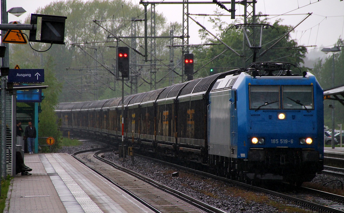 AngelTrains/CFL Cargo 185 519-6 durchfährt mit dem DGS 49703 während eines leichten Schauers Schleswig. 08.05.2014