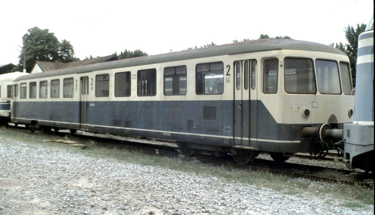 Anhnger 815 des Akku-Triebwagens 515 bei der Regentalbahn (RBG) in Lam am 08.09.1997.