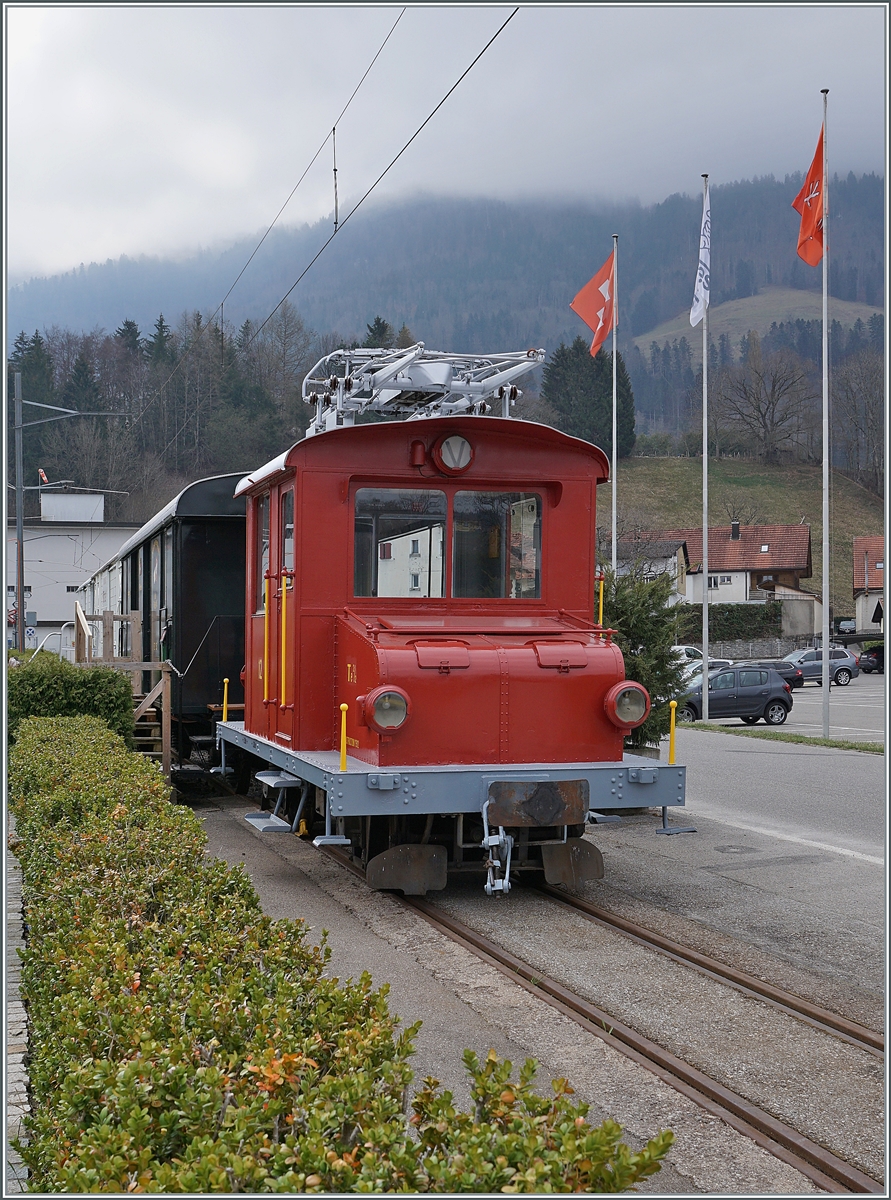 Anschluss verpasst: Dieser alte GFM -Zug hat den Anschluss verpasst, das Metspurgleis ist weg und somit ist er ein perfektes  Denkmal für die Schokoladenfabrik im Hintergrund. welche auf kurzfristige Aktionärszufriedenheit statt auf Nachhaltigkeit setzt...

3. April 2021