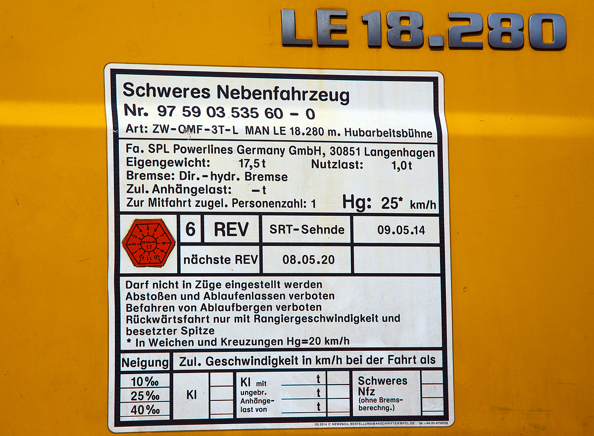 
Anschriftentafel von dem Zweiwege-Oberleitungsmontagefahrzeug (ZW-OMF-3T-L MAN LE 18.280 mit Hubarbeitsbühne), Schweres Nebenfahrzeug Nr. 97 59 03 535 60-0, (Kfz-Kennzeichen H-Z 4602) der SPL Powerlines Germany GmbH abgestellt am 14.05.2017 in Betzdorf/Sieg.
