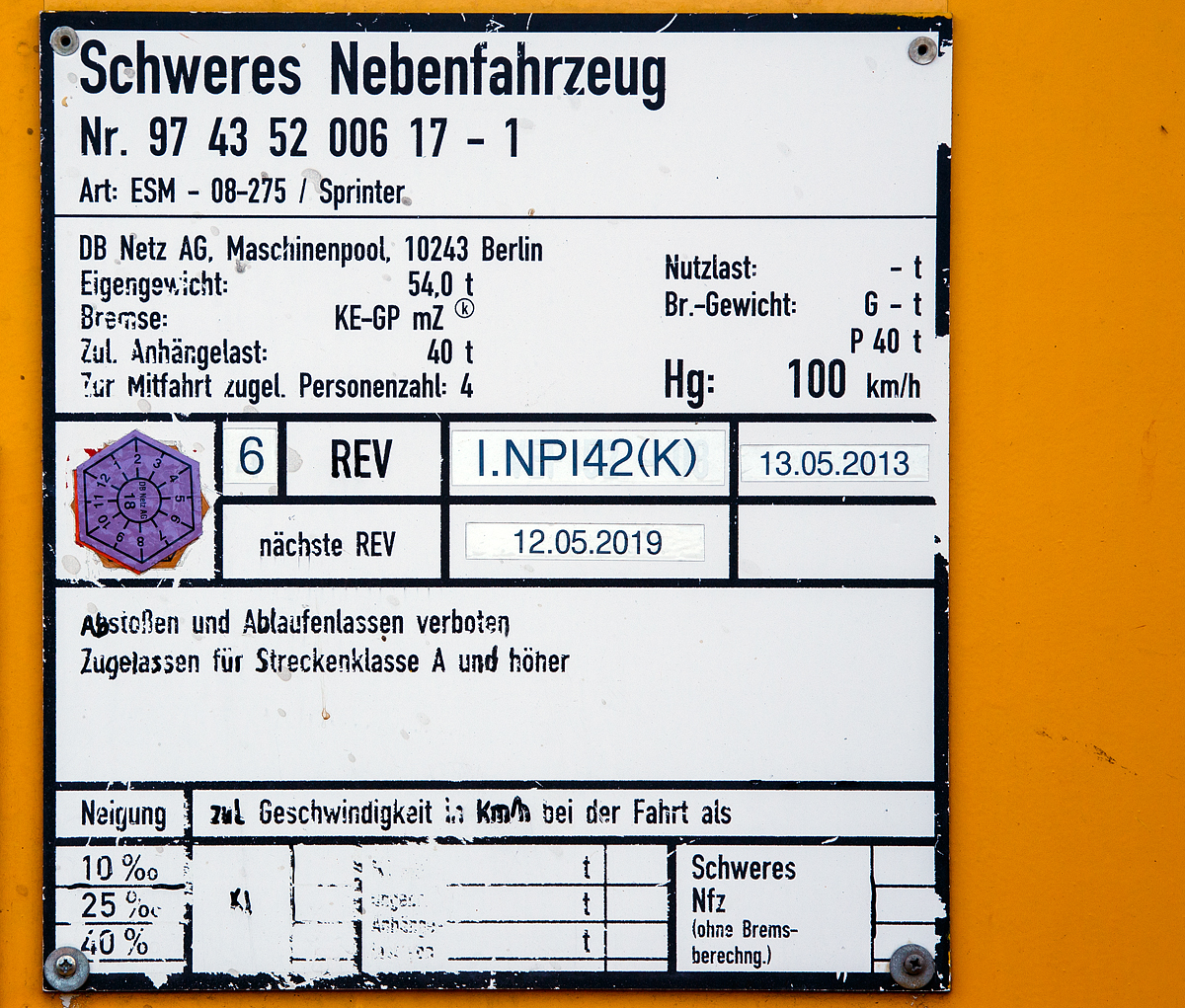 
Anschriftentafel der Plasser & Theurer Universal-Stopfmaschine Unimat-Sprinter ESM 866 der DB Netz AG (Schweres Nebenfahrzeug Nr. 97 43 52 006 17-1) abgestellt am 04.06.2016 im Betzdorf/Sieg.