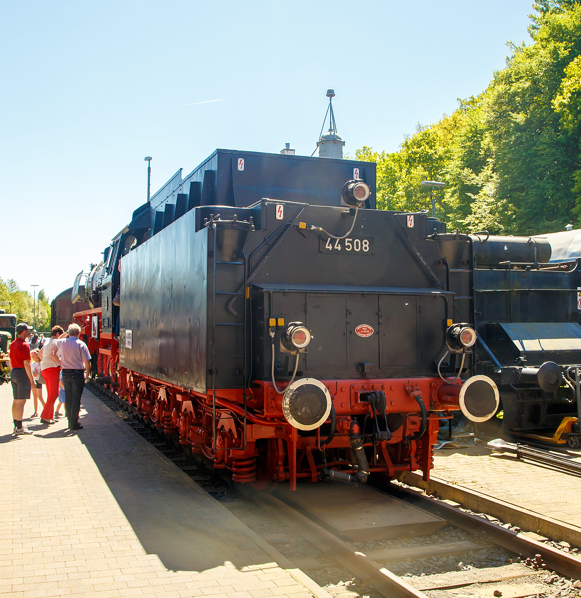 
Ansicht von der Tenderseite: Die schwere Güterzug-Dampflokomotive 44 508, ex DB 044 508-0, steht am 05.05.2018 vor dem Lokschuppen vom Erlebnisbahnhof Westerwald der Westerwälder Eisenbahnfreunde 44 508 e. V. hier war Museumstag. 

Der Tender vom Typ 2'2'T34 ist ursprünglich von Lok 44 1561, er wurde 1940 von Borsig in Berlin unter der Fabriknummer 15400 gebaut.Die Lok ist Eigentum vom DB-Museum und eine Leihgabe an die Eisenbahnfreunde, die nach ihr ihren Verein genannt haben. 