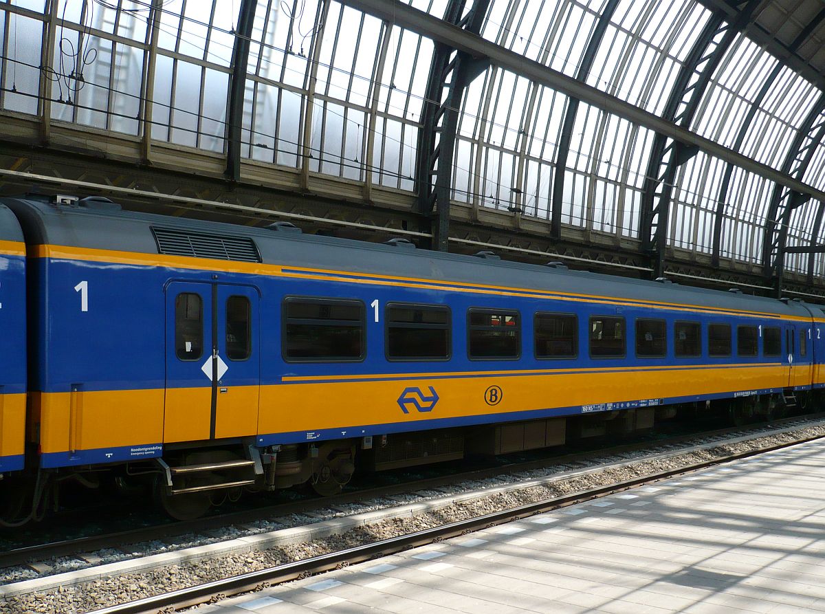 Apmz10 Intercitywagen 1. Klasse Bauart ICR mit Nummer 61 84 10-70 482-8 Gleis 15 Amsterdam Centraal Station 24-06-2015.

Apmz10 ICR rijtuig met nummer 61 84 10-70 482-8 spoor 15 Amsterdam Centraal Station 24-06-2015.