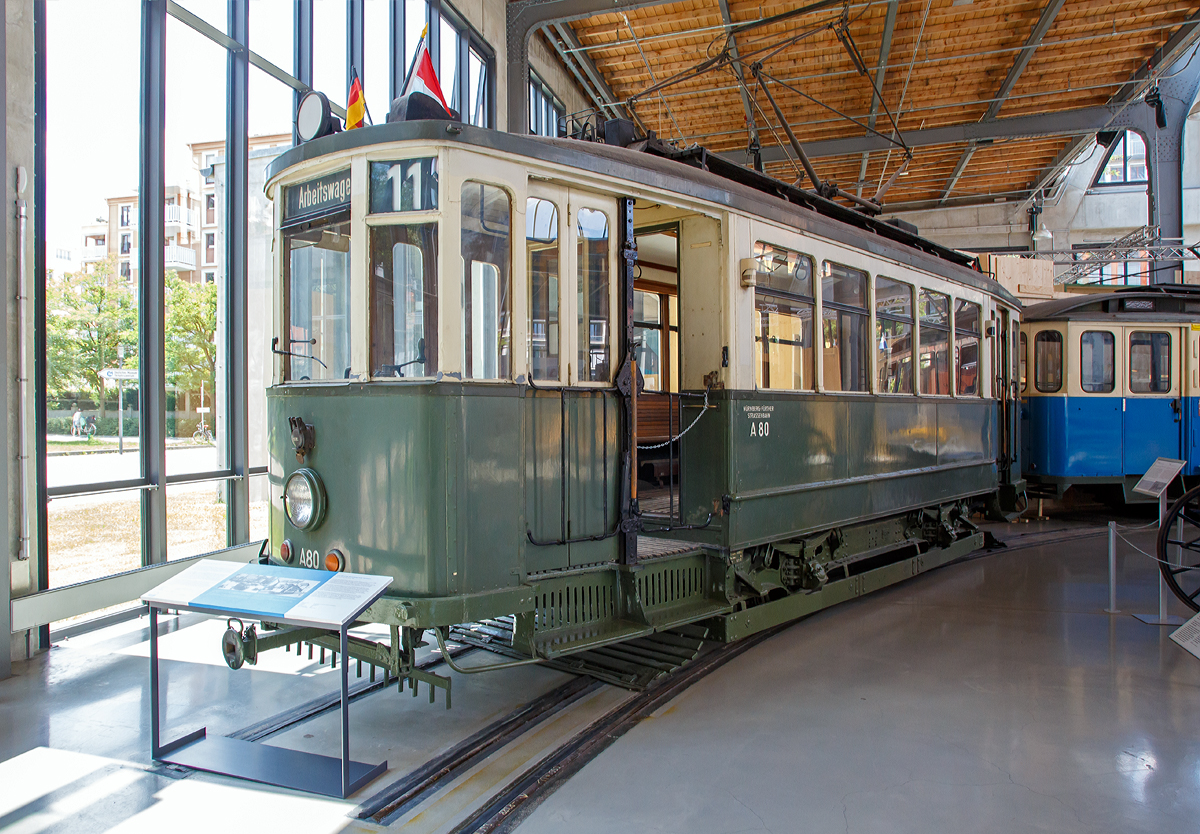 
Arbeitswagen A80, ex Straenbahn-Triebwagen 801 der Nrnberg-Frther Straenbahn (nach Einstellung des Frther Netzes 1981 heute Straenbahn Nrnberg) ausgestellt im Verkehrszentrum des Deutschen Museums (am 16.06.2018) in Mnchen (Theresienhhe).

Der Zwei-Richtungs-Wagen wurde 1926 von MAN und Siemens gebaut und  gehrt zu einer Serie von 100 Fahrzeugen, die zwischen 1925 und 1929 in Nrnberg in Betrieb genommen wurden. Diese Baureihe (700/800) bildete lange Zeit das Rckgrat der Nrnberg-Frther Straenbahn und war die grte einheitliche Triebwagenbaureihe, die je in Nrnberg in Betrieb genommen wurde.

Das Fahrzeug ist noch in Holzbauweise gefertigt worden. Das bedeutet, dass die tragenden Teile des Wagenkastens aus Eichenholz bestehen. Die anderen Bauteile baute man hingegen bereits sehr fortschrittlich. So wurde die Triebwagen-Serie erstmals mit einem Tonnendach ausgestattet. In den 1930er Jahren ist der Wagen mit einer so genannten Nutzbremse ausgestattet worden. Mit ihrer Hilfe konnte der Energieverbrauch gesenkt werden, da die beim Bremsen frei gewordene Energie wieder ins Stromnetz eingespeist wurde. Diese Technik gehrt heute zum internationalen Standard. Nach seiner Auslieferung kam der Wagen auf den Hauptlinien 1 und 21 zum Einsatz. Je nach Fahrgastandrang konnte er mit bis zu zwei Anhngern bestckt werden. Am 15. Dezember 1963 wurde der Triebwagen 801 als Arbeitswagen umfunktioniert. Diesem Umstand hat er auch die Nummerierung A80 zu verdanken. Am 31. Juli 1975 war auch der Einsatz im Gleisbau beendet und das Fahrzeug wurde ausgemustert.

Technische Daten
Spurweite: 1.435 mm
Achsformel: B
Lnge: 10.040 mm
Leistung: 2 x 40 kW / 2 x 50 kW (nach Umbau)
Leergewicht: 12.000 kg
Sitzpltze: 	18 (lngs)
Stehpltze:  39
Die unterschiedliche Baureihenbezeichnung resultiert aus den eingesetzten Motoren: Die Wagen 751–780 besaen Gleitlagermotoren, in den Wagen 801–870 fanden rollengelagerte Motoren Verwendung.
