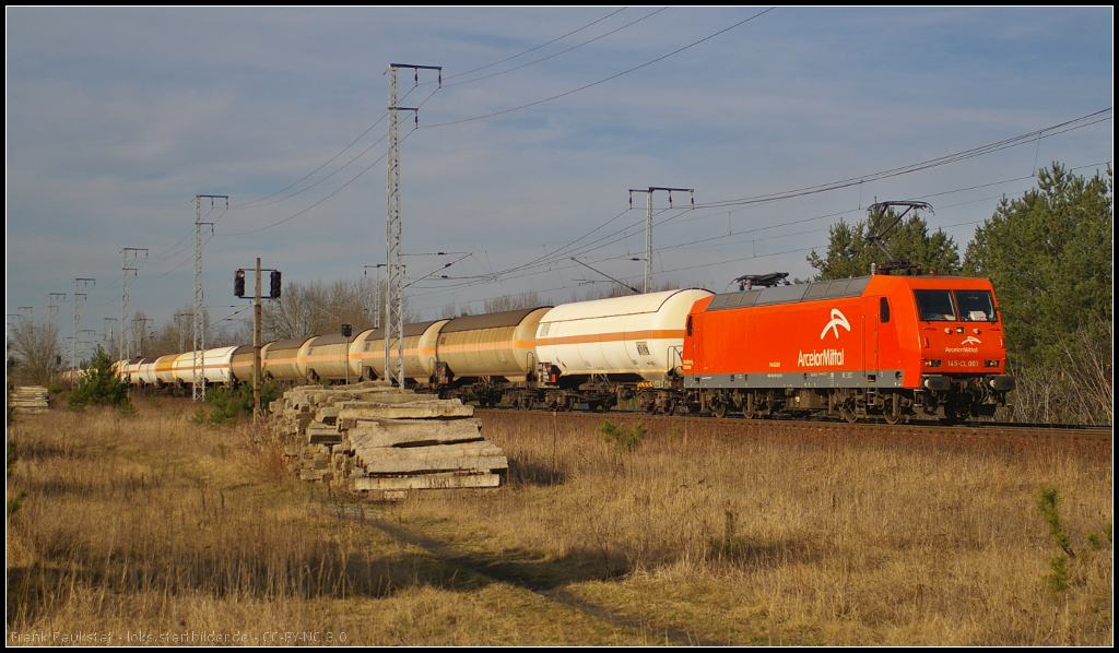 ArcelorMittal 145-CL 001 / 145 081 mit Druckkesselwagen am 20.03.2014 durch die Berliner Wuhlheide