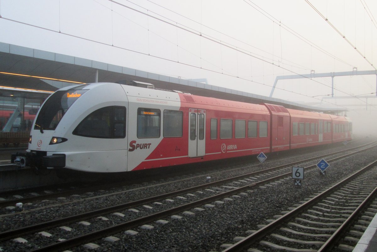 Arriva 369 steht am mistigen Morgen von 2 Dezember 2016 in Arnhem Centraal.