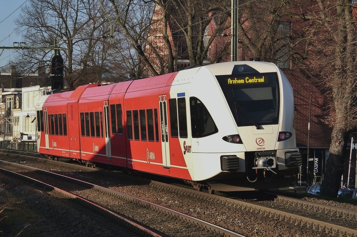 Arriva 371 verlässt am 14 Augustus 2019 Arnhem-Velperpoort.