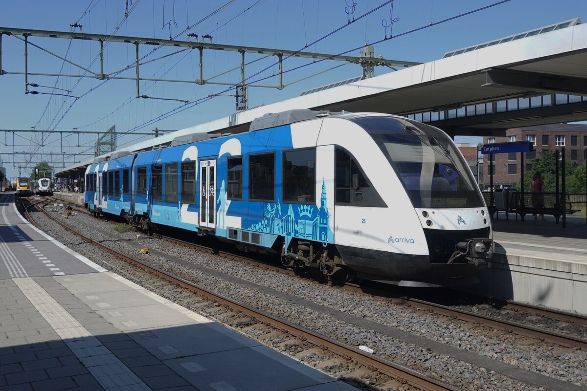 Arriva Blauwnet 25 steht am 1 Augustus 2026 in Zutphen abfahrtbereit als RB nach Oldenzaal.