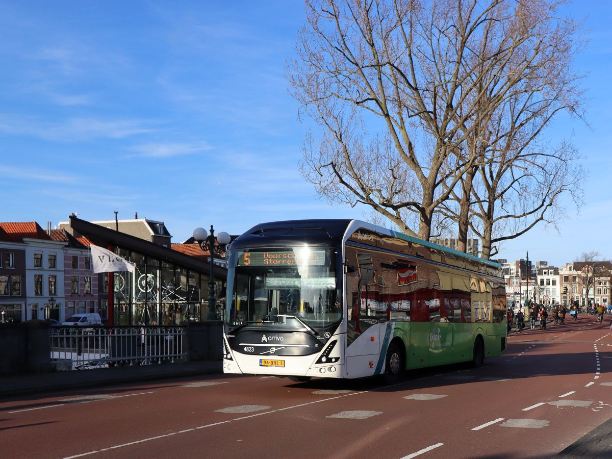 Arriva bus 4823 Volvo 7900E Elektrobus (vollelektrisch) Baujahr 2019. Prinsessekade, Leiden 07-02-2022.

Arriva bus 4823 Volvo 7900E elektrische bus bouwjaar 2019. Prinsessekade, Leiden 07-02-2022.