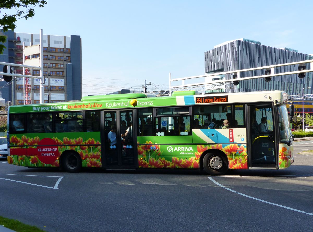 Arriva Bus 5023 (gemietet EBS) Scania Omnilink Baujahr 2011. Schipholweg, Leiden 06-05-2016.

Arriva bus 5023 (huur van EBS) Scania Omnilink bouwjaar 2011. Schipholweg, Leiden 06-05-2016.