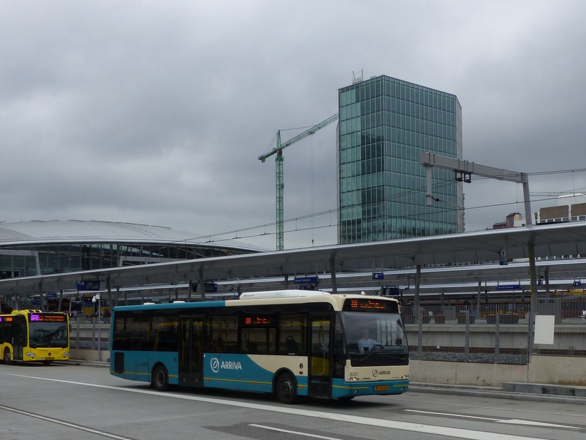 Arriva Bus 8320 DAF/VDL Berkhof Baujahr 2007. Busbahnhof Utrecht Centraal Station 12-08-2016.

Arriva bus 8320 DAF/VDL Berkhof bouwjaar 2007. Nieuwe streekbusstation Utrecht CS 12-08-2016.