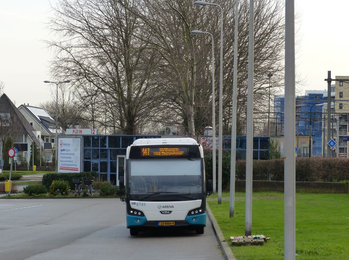 Arriva Bus 8745 DAF VDL Citea LLE120 Baujahr 2012. Bahnhof Alphen aan den Rijn 17-12-2019.

Arriva bus 8745 DAF VDL Citea LLE120 bouwjaar 2012. Stationsplein Alphen aan den Rijn 17-12-2019.