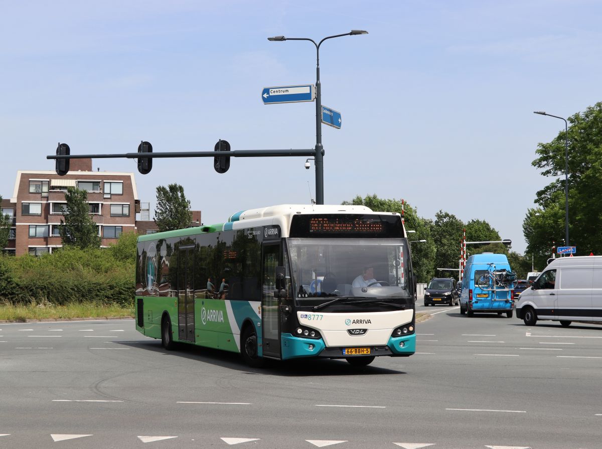 Arriva Bus 8777 DAF VDL Citea LLE120 Baujahr 2012. Hoge Rijndijk, Leiden 17-06-2022.

Arriva bus 8777 DAF VDL Citea LLE120 Leiderdorpse brug. Hoge Rijndijk, Leiden 17-06-2022.