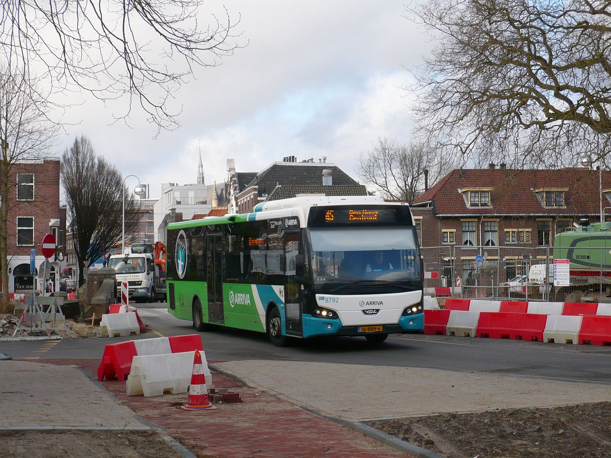 Arriva Bus 8792 DAF VDL Citea LLE120 Baujahr 2012. Jan van Hout Brcke, Lammenschansweg, Leiden 07-03-2017.

Arriva bus 8792 DAF VDL Citea LLE120 bouwjaar 2012. Jan van Houtbrug, Lammenschansweg, Leiden 07-03-2017.