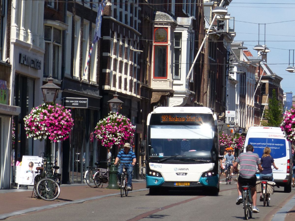 Arriva Bus 8792 DAF VDL Citea LLE120 Baujahr 2012. Breestraat, Leiden 15-07-2018.

Arriva bus 8792 DAF VDL Citea LLE120 bouwjaar 2012. Breestraat, Leiden 15-07-2018.