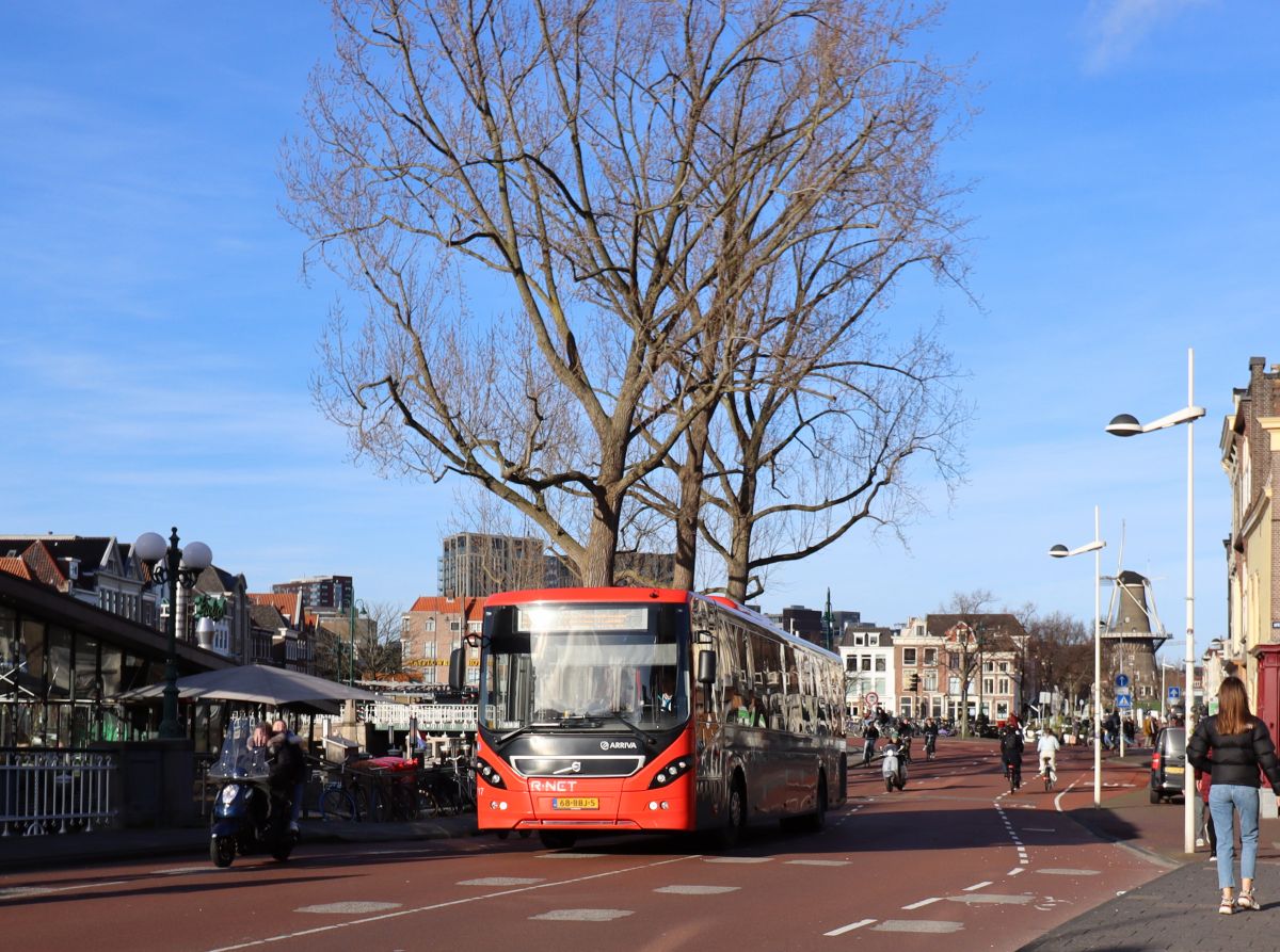 Arriva R-Net Bus 7717 Volvo 8900 Baujahr 2012. Prinsessekade, Leiden 07-02-2022.

Arriva R-Net bus 7717 Volvo 8900 bouwjaar 2012. Prinsessekade, Leiden 07-02-2022.