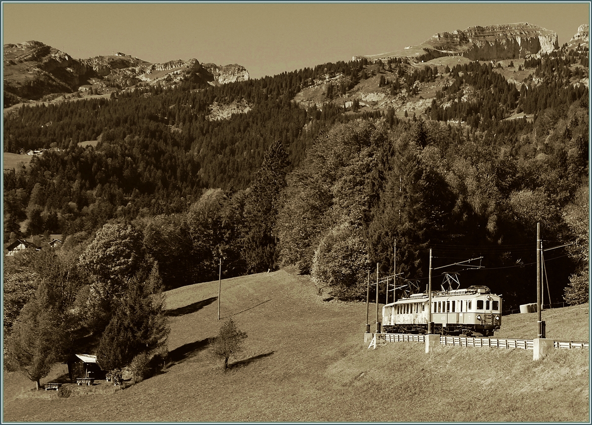 ASD BCFe 4/4 N 1 und BDe 4/4 N 2 zwischen Le Spey und Les Planches auf der Fahrt nach Aigle.
18. Okt. 2014
