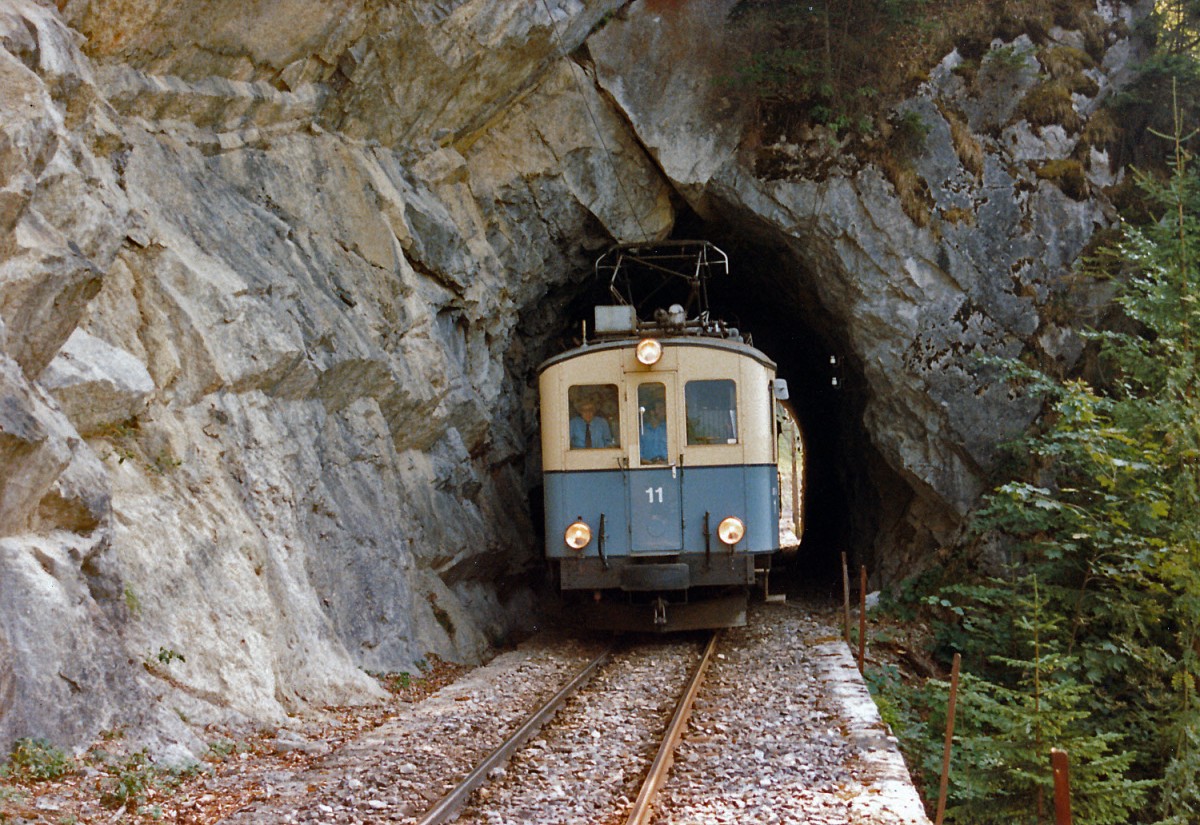 ASD-Triebwagen mit  zwei Gesichtern : Mehrere Jahre stand der ABDe 4/4 11 (1913) mit zwei verschiedenen Stirnfronten im Einsatz, was von den Passagieren kaum wahrgenommen wurde. Frontansicht der Seite Le Sepey, aufgenommen zwischen Aigle und Le Sepey im August 1983.
Foto: Walter Ruetsch 