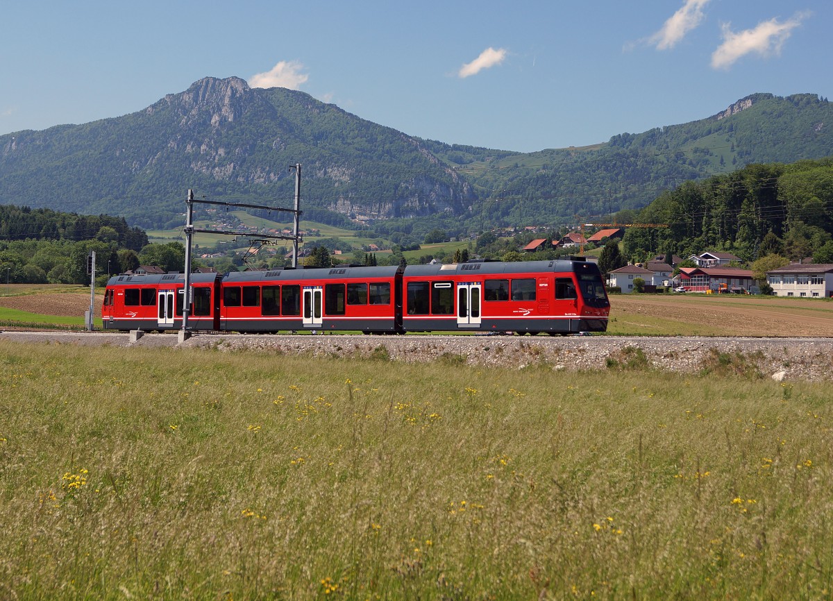 ASm: Regionalzug Solothurn-Langenthal mit Be 4/8  STAR  in frhlingshater Landschaft am Fusse des Juras bei Attiswil unterwegs am 18. Mai 2015.
Foto: Walter Ruetsch