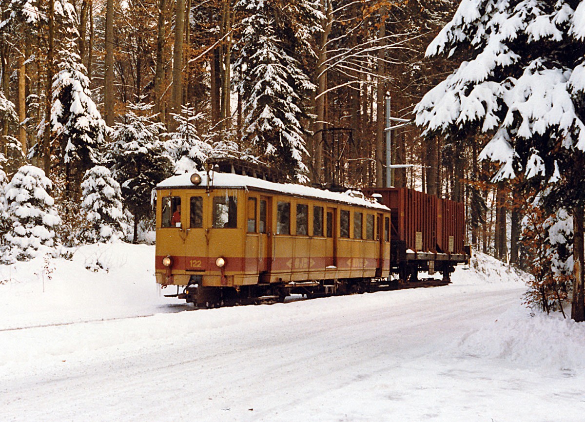 ASm/OJB: Kehrichtzug Langenthal-Niederbipp mit De 4/4 122 ex LMB CFe 4/4 Nr 6 (1917) zwischen Kleben und Bannwil im Dezember 1985. Damals wurde der Kehricht noch von der Verladestation Langenthal mit Normalbahngüterwagen auf Schmalspur-Rollschemel zum SBB-Bahnhof Niederbipp transportiert, wo die Kehrichtwagen von einem SBB-Güterzug übernommen wurden, der sie  nach Solothurn-HB brachte. Heute werden die Kehrichtwagen nur noch auf einem kurzen Schmalspur-Streckenabschnitt auf Rollböcken von der KEBAG-Verladestation zur ASm-Rollbockanlage Langenthal transportiert. Im September 1992 wurde der De 4/4 122 abgebrochen.
Foto: Walter Ruetsch  