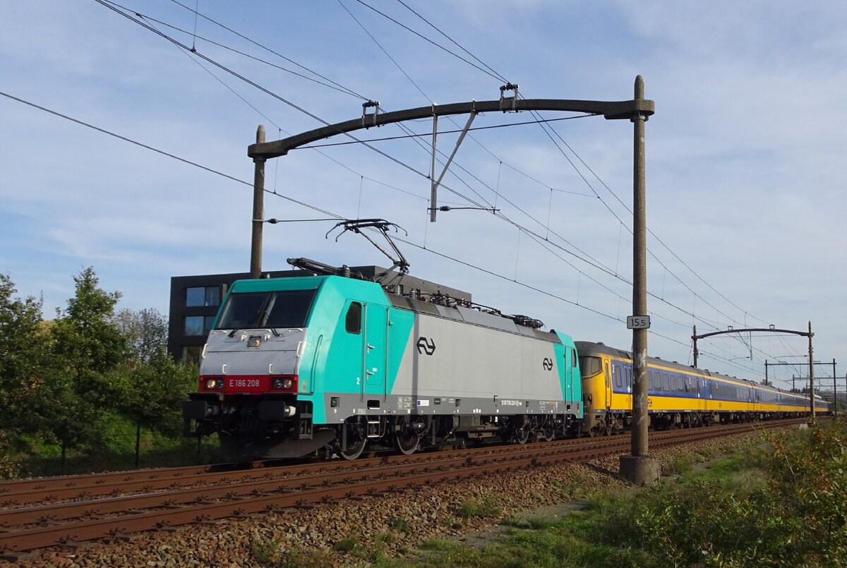 ATLU 186 208 zieht ein IC-Direct durch Tilburg-Reeshof am 11 November 2022.