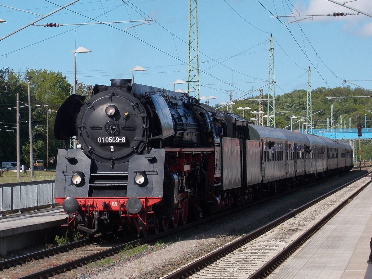 Auch 2016 wird die PRESS 01 0509 wieder zum Bahnhofsfest nach Putbus kommen.Am 30.Mai 2015 erwischte ich die Heimfahrt nach Leipzig in Bergen/Rgen.