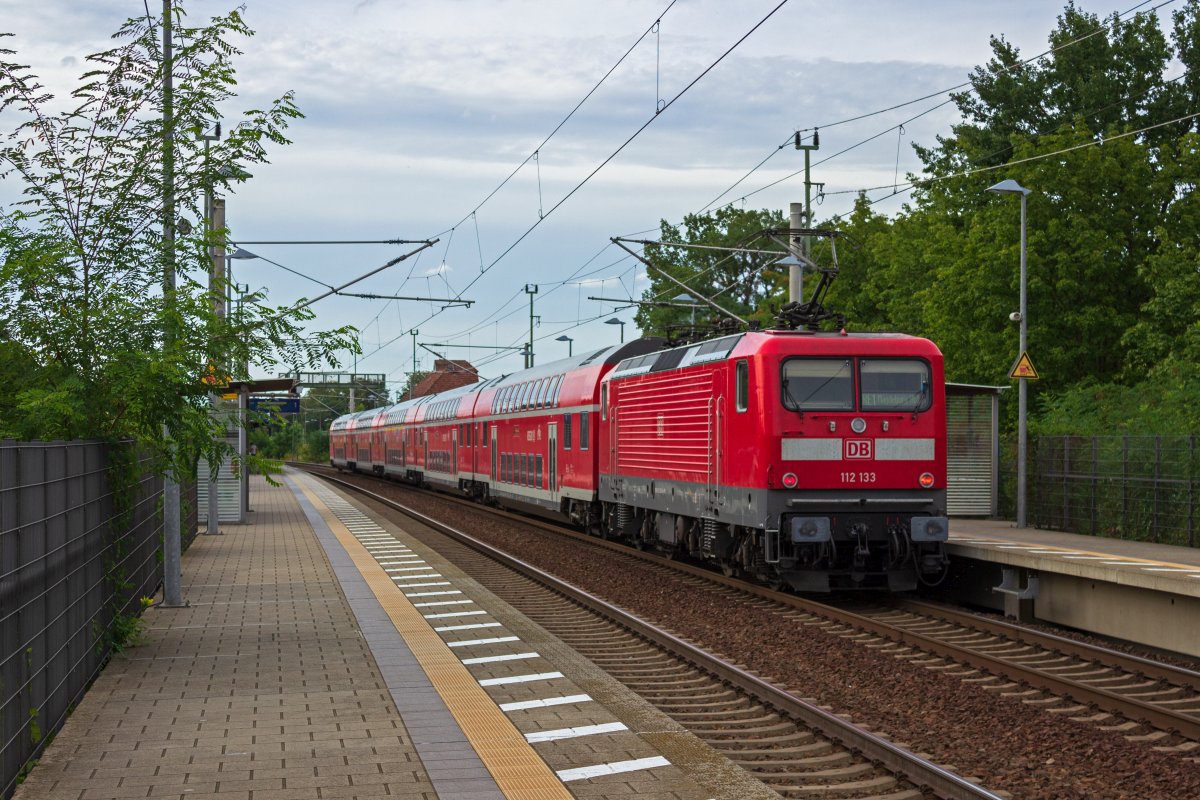 Auch am 28.08.2020 gab es wieder Eins�tze von Loks der Baureihe 112 als Ersatz f�r die Baureihe 182, so etwa 112 133, die auf dem Weg nach Magdeburg hier gerade in Erkner h�lt.