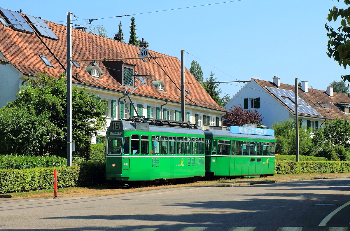 Auch der Be 4/4 461 wurde wenige Monate nach dieser Aufnahme, die am 18.07.2015 auf der Bruderholzallee entstand, abgestellt. Zumindest uerlich machten die Be 4/4 aber immer noch einen sehr gepflegten Eindruck.