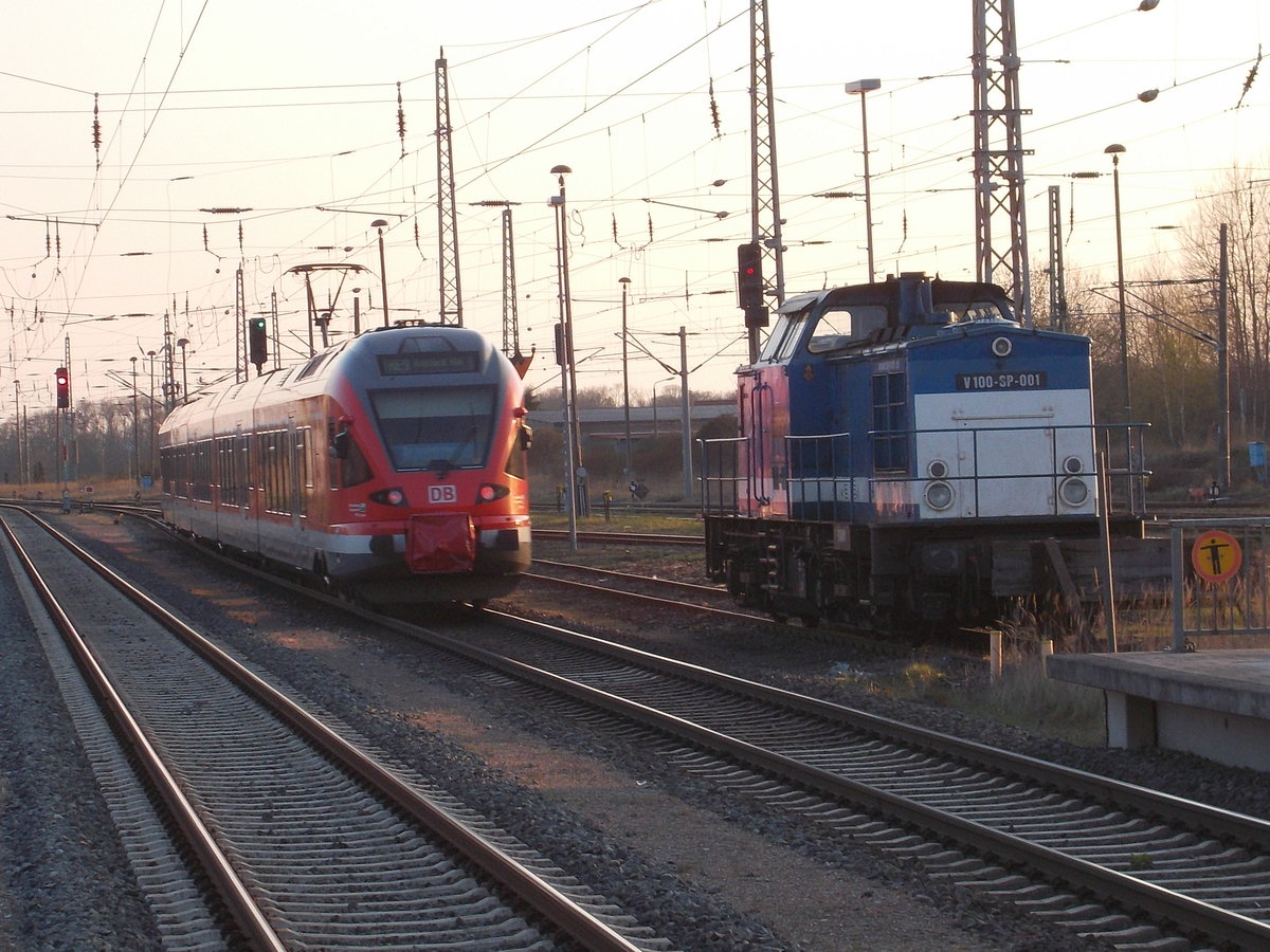 Auch die Begegnung mit dem 429 028-4 und der Spitzke V100-SP-001 hielt ich in Bergen/Rügen,am 16.April 2016,fest