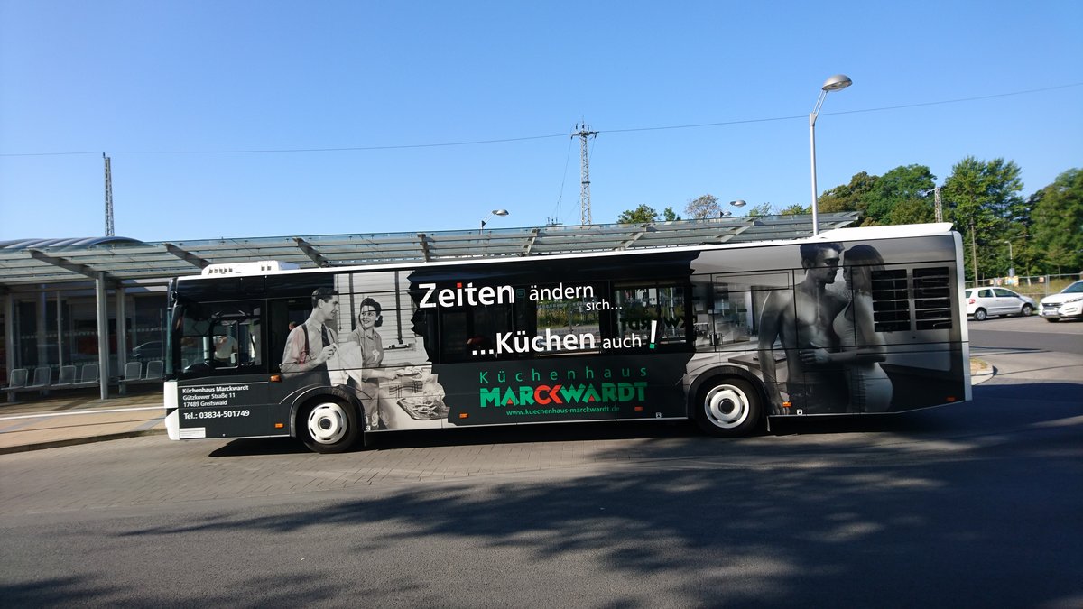 ....auch er hat noch seine Werbung f�r ein K�chenhaus in Greifswald 