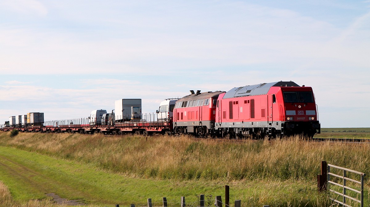 Auch das gibt es...DB 245 027 und 218 314 ziehen einen SyltShuttle von Westerland nach Niebüll. Klanxbüll 06.07.2017