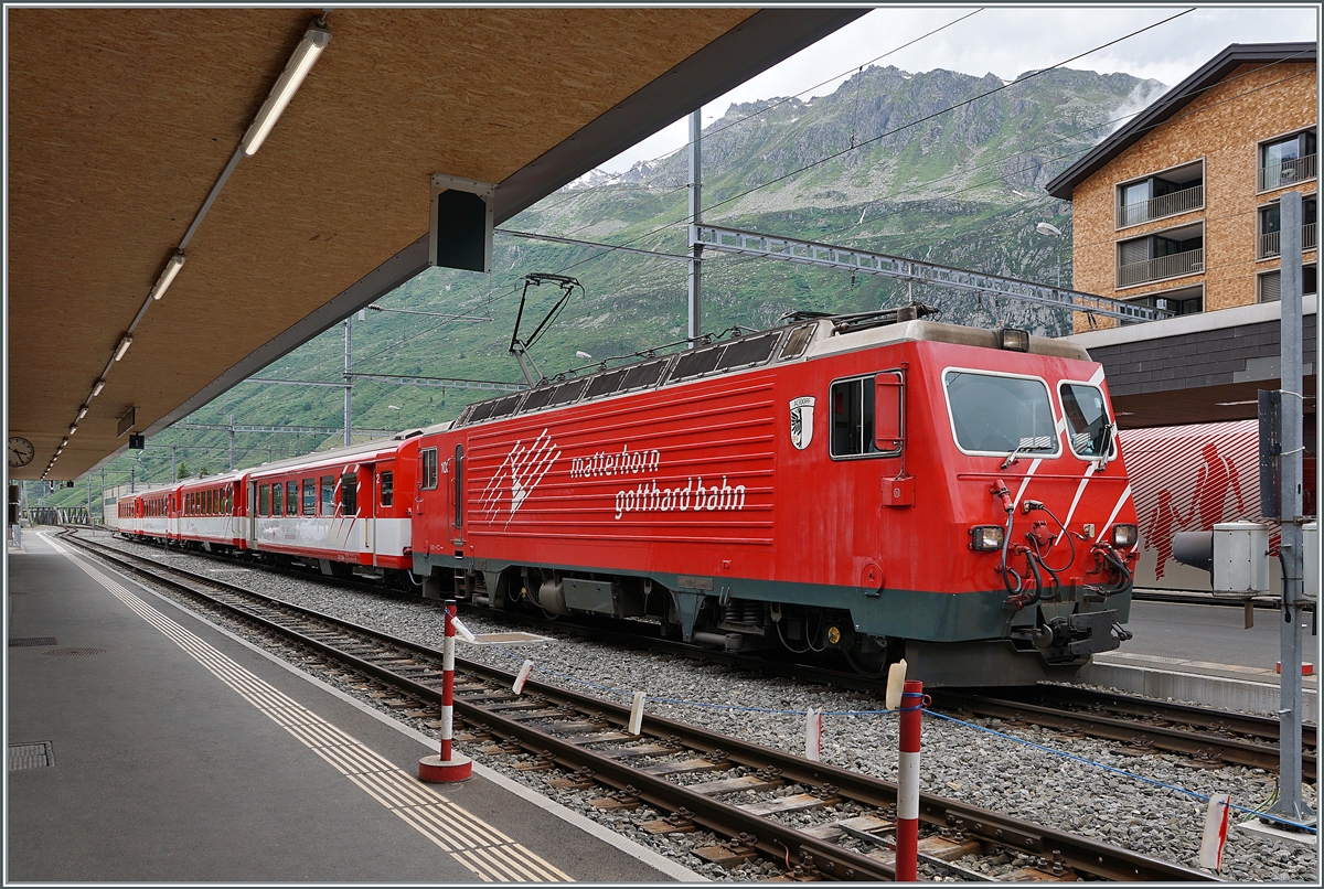 Auch nach der Umgestaltung des östlichen Bahnhofskopfes in Andermatt ist kaum möglich die Züge nach Disentis vernünftig zu fotografieren, dies ist um so bedauerlich, da diese oft mit HGe 4/4 II Lok verkehren. 

Die HGe 4/4 II 102 wartet auf die baldige Abfahrt nach Disentis.

23. Juni 2021