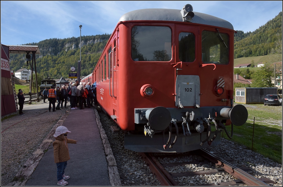 Auch Nicht-Dampf-Zge sind interessant oder zumindest weniger laut, zischend und gefhrlich. RVT 2/4 102 in St-Sulpice, der bis Fleurier ohne Fahrdraht vom Zweikrafttraktor Tem II 292 bewegt werden muss, Oktober 2021.