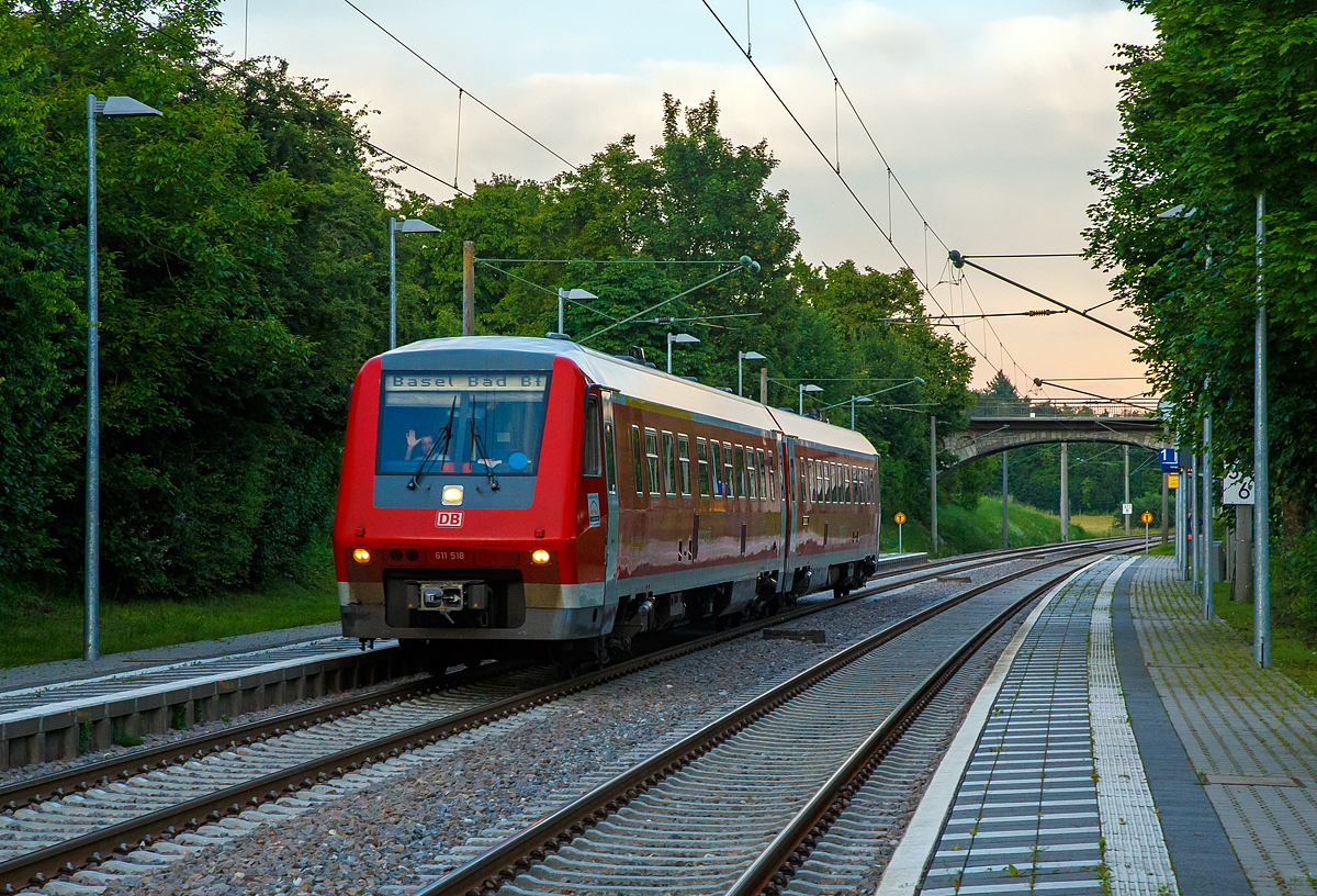 Auch schon historisch, da diese Diesel-Triebzüge mit Neigetechnik bereits abgestellt wurden....
Der zweiteilige VT 611 518 / 611 018 (95 80 0611 518-1 D-DB / 95 80 0611 018-2 D-DB) der DB Regio fährt am 17.06.2016 durch den Hp Bietingen in Richtung Schaffhausen. Er fährt als IRE 3 (3076)  die Verbindung Singen - Schaffhausen - Basel Bad Bf.. Betreiber der Linie (IRE 3) ist die DB ZugBus Regionalverkehr Alb-Bodensee GmbH (Ulm).
Nachmals einen lieben Gruß an den freundlichen Triebfahrzeugführer zurück.

Der Diesel-Triebzug mit Neigetechnik wurde 1996 von Adtranz (ABB Daimler-Benz Transportation GmbH)  unter den Fabriknummern 22022 (018) und 22023 (518)  gebaut und an die DB geliefert. Seit Juni 2018 ist der VT, wie so viele, im DB Stillstandsmanagment (SSM) in Mukran abgestellt.

Die VT der DB-Baureihe 611 sind zweiteilige Triebzüge mit Neigetechnik für den schnellen Schienenpersonennahverkehr, die von der Deutschen Bahn beschafft und eingesetzt wurden. Die Fahrzeuge waren Nachfolger der Baureihe 610. Im Gegensatz zur Baureihe 610 bewährten sich die von ADtranz neuentwickelten Fahrzeuge nicht. Ihr planmäßiger Einsatz endete 2018.

Im Unterschied zum Vorgänger (BR 610) Neigetechnik. Das Neigetechnik-System von Adtranz (heute Bombardier) baut auf einem System auf, das beim Leopard-Panzer dazu dient auch bei schneller Fahrt über Geländeunebenheiten gezielt schießen zu können. Dazu wird das Rohr der Hauptwaffe durch eine Art Neigetechnik in der waagerechten gehalten.  Natürlich hat das endgültige Neigesystem nicht mehr viel mit dem des Panzers gemeinsam. Die Neigung erfolgt aber nicht, wie bei FIAT, mit Hilfe einer Hydraulik sondern stattdessen elektrisch mit Hilfe von Servomotoren. Bei diesem System beträgt der mögliche Neigewinkel ebenfalls 8°.

Große Probleme hatten vor allem die Neigetechnik und Anrisse in klassischen, aber neu optimierten Fahrwerksteilen bereitet. Infolgedessen wurden die Fahrzeuge lange Zeit mit geringen Geschwindigkeiten gefahren und die aktive Neigetechnik kam nicht zum Einsatz. Aufgrund der Probleme wurde eine Option zum Abruf 50 weiterer Triebzeuge dieser Baureihe nicht eingelöst. In der Folge schrieb die Deutsche Bahn einen neuen Auftrag für die Nachfolge-Baureihe 612 aus, der wieder an die Firma Adtranz aus Hennigsdorf. Diese wurde in weiten Teilen neuentwickelt, um den Problemen mit der Neigetechnik bei der DB-Baureihe 611 zu begegnen.

TECHNISCHE DATEN:
Nummerierung: 611 001/501–050/550
Gebaute Anzahl:  50
Hersteller: Adtranz
Baujahre: 1996–1997
Ausmusterung: 2019
Spurweite: 1.435 mm (Normalspur)
Achsformel: 2’B’+B’2’
Länge über Kupplung: 51.750 mm
Dienstgewicht (tara): 104,0 t
Höchstgeschwindigkeit: 160 km/h
Installierte Leistung: 2 x 540 kW (2 x 735 PS)
Motor: MTU-Dieselmotor MTU 12 V 183 TD 13
Nenndrehzahl: 2100/min
Leistungsübertragung: hydraulisch (Voith-Strömungsgetriebe T 312br mit einem Strömungswandler und zwei Strömungskupplungen)
Max. Neigewinkel: 8°.
Tankinhalt: 2× 1300 l
Sitzplätze: 148 (23 in der 1. Klasse und 125 in der 2. Klasse)
Besonderheiten: Mehrfachsteuerung für bis zu vier Einheiten in Traktion

Zum 30. April 2018 wurde die Baureihe 611 auch auf der IRE-Linie Ulm–Basel durch die Baureihe 612 abgelöst, sie wurde seitdem nur noch ersatzweise eingesetzt. Im Juli 2019 wurde der letzte Triebwagen, 611 021, abgestellt. Bis auf einen verschrotteten VT sind alle Triebwagen der Baureihe 611 im DB Stillstandsmanagement Mukran abgestellt.  

Über die ganzen Probleme mit der Baureihe könnte ich hier einen Roman schreiben, dies würde aber hier den Rahmen sprengen. Aber was ich nicht verstehe das man 20 Jahre braucht um festzustellen dass die Triebzüge nicht für den Einsatzzweck tauglich sind. Zumal uns andere Länder zeigen das Triebzug mit Neigetechnik ihren Sinn haben und auch störungsfrei laufen können
