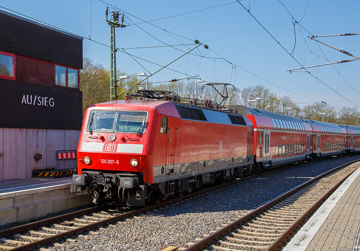 Auch schon historisch, da die Lok abgestellt wurde....
Die 120 207-6 (91 80 6120 207-6 D-DB) der DB Regio NRW, ex DB 120 136-7 (91 80 6120 136-7 D-DB), erreicht mit dem RE 9 - Rhein Sieg Express (RSX) Aachen - Köln – Siegen, am 11.04.2016 den Bahnhof Au (Sieg). 

Die Lok wurde 1988 von Krauss-Maffei unter der Fabriknummer 19961 (die elektrische Ausrüstung ist von Siemens) gebaut und als 120 136-7 an die DB geliefert, Ende 2010 wurde sie mit einem Nahverkehrspaket ausgestattet (Zugzielanzeiger, Zugabfertigungssystem, Server u. a.) und in die 120 207-6 umgezeichnet. Seit 2019 ist sie im SSM (Stillstandsmanagement) in Leipzig-Engelsdorf abgestellt. Ob sie nochmal eingesetzt wird ist sehr ungewiss.

Die Baureihe 120 ist eine Elektrolokomotivbaureihe der Deutschen Bahn AG. Sie gilt als die weltweit erste in Serie gebaute Drehstrom-Lokomotive im Hochleistungsbereich mit Umrichter in Halbleitertechnik und ist ein Meilenstein in der Entwicklung elektrischer Lokomotiven. Sie repräsentierte zu ihrer Zeit den letzten Stand der Entwicklung des Drehstromantriebs, bei dem aus dem Wechselstrom der Fahrleitung in Traktionsstromrichtern der Drehstrom zum Antrieb der Asynchron-Fahrmotoren gewonnen wird. Ausgehend von der Technologie der Baureihe 120 wurden Mitte der 1980er Jahre die ersten ICE-Triebköpfe entwickelt. Bis 2020 wurden fast alle sich noch im Einsatz befindlichen Loks der Baureihe 120 abgestellt, wie dies bereits 2019.

Die Serienlok BR 120.1:
Nach vierjähriger Erprobung wurden 1984 insgesamt 60 Serienlokomotiven der Baureihe 120.1 zu einem Stückpreis von 5,5 Millionen D-Mark bestellt. 

Die technischen Änderungen im Vergleich zu den Prototypen waren gering, so entfiel beispielsweise die als Rückfallebene eingebaute elektrische Widerstandsbremse, da sich die Nutzbremse entgegen ersten Erwartungen als zuverlässig herausgestellt hatte. Dafür erhielten die Lokomotiven einen zusätzlichen Hochspannungsfilter, der zwei zusätzliche Dachleitungen erforderlich machte. Diese wurden bei den Vorserienlokomotiven nachgerüstet. Kritisch betrachtet, wurden die mechanischen Schwächen der Vorserienmodelle der Baureihe 120.0 ebenfalls in der Serie beibehalten. Nach erfolgreichen Versuchen mit den für maximal 160 km/h zugelassenen Prototypen 120 001 bis 004 und der bereits für 200 km/h zugelassenen 120 005 konnten die Serienloks für bis zu 200 km/h zugelassen werden.

Am 13. Januar 1987 übergab die Industrie im Bundesbahn-Ausbesserungswerk München-Freimann mit der 120 103 die erste Serien-Drehstromlokomotive an die damalige Deutsche Bundesbahn. Die Auslieferung der Serienloks dauerte bis Ende des Jahres 1989. Sie wurden sofort im planmäßigen Dienst eingesetzt, wobei sie in einem gestrafften Umlaufplan tagsüber Intercity- und Interregio-Züge und nachts schnelle Güterzüge bespannten.

Die Umbau-Variante 120.2:
Im Jahr 2007 wurden 5 Maschinen wegen der erhöhten fahrdynamischen Werte (fünf statt bisher vier Wagen) der BR 120.1 in die BR 120.2, für den „Hanse-Express“  (Teilnetz „Ostseeküste“) umgebaut. Die in Rostock beheimateten Maschinen erhielten ein Nahverkehrspaket (Zugzielanzeiger, Zugabfertigungssystem, Server u. a.), die Loks der nun neuen Baureihe 120.2 wurden mit den neuen fortlaufenden Ordnungsnummer 201 bis 205 eingereiht.

Ende 2010 wurden drei weitere Maschinen mit den neuen Ordnungsnummern 120 206 bis 208 (ehemals 120 136, 139, 117) für die DB Regio NRW umgebaut und in Aachen beheimatet. Sie wurden in Nordrhein-Westfalen auf dem „Rhein-Sieg-Express“ eingesetzt. Zeitweise waren diese Maschinen wegen vermehrten Ausfällen abgestellt. Da es aufgrund diverser Schäden und Fristabläufen auch bei den fünf Rostocker Maschinen regelmäßig zu Engpässen kam, unterstützten die drei Aachener Maschinen abwechselnd auch den Rostocker Bestand. Im Frühjahr 2013 waren 120 207 und 208 wieder von Aachen aus im Einsatz, während 120 206 weiterhin in Rostock aushalf. Im Oktober 2018 endete der Einsatz der Baureihe auf dem Rhein-Sieg-Express. Hier werden aktuell (wenn lokbespannt) Loks der Baureihe 146.0 eingesetzt.

Ausmusterung
Durch den technischen Fortschritt im Bereich der Schienenfahrzeugtechnik gilt die Baureihe 120 mittlerweile als überholt und zeigt sich zunehmend störanfällig. Der Betriebsbestand der Serienmaschinen bei der DB ist stetig rückläufig. Erste Serienlokomotiven sind bereits verschrottet. Andere Lokomotiven wurden verkauft.

TECHNISCHE DATEN:
Spurweite: 1.435 mm,
Achsformel: Bo`Bo`
Länge über Puffer: 19.200 mm
Drehzapfenabstand: 10.200 mm
Achsabstand im Drehgestell: 2.800 mm
Treibraddurchmesser: 1.250 mm (neu)
Dienstgewicht: 83,2 t
Anzahl der Fahrmotoren: 4
Dauerleistung: 5.600 kW (4 x 1.400 kW)
Anfahrzugkraft: 340 kN (20 137 bis 120 160 nur 290 kN)
Höchstgeschwindigkeit: 200 km/h (als BR 120.2 160 km/h)
Fahrmotoren: 4 Drehstrom-Asynchron-Motoren
Antrieb: Hohlwellen-Kardan-Einzelachsantrieb
