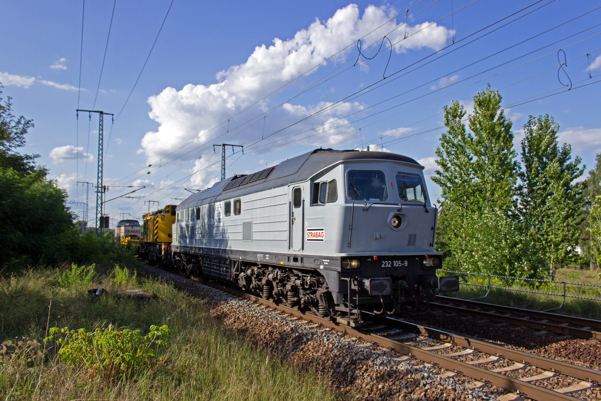 Auch wenn an dieser Lok 232 105 steht, so ist es doch keine 232 im eigentlichen Sinne. In ihrer Staatsbahnkarriere stand 231 015 auf den Lokschildern, bis die Lok 1995 ausgemustert wurde. Ende der 1990er bei Adtranz modernisiert, entstand W232.05, die als Mietlok eingesetzt wurde und ber diverse Zwischenstationen an die Firma BMTI Rail Service, die zum STRABAG-Konzern gehrt, gelangte. Das NVR kennt die Lok als 92 80 0232 105-9; nicht zu verwechseln mit der ebenfalls noch im Einsatz stehenden  echten  92 80 1232 105-7. 
Am 08.08.2019 berraschte mich die Lok aus der falschen Richtung in Berlin-Wuhlheide. Die am Zugschluss mitlaufende V100 blieb dabei unerkannt.