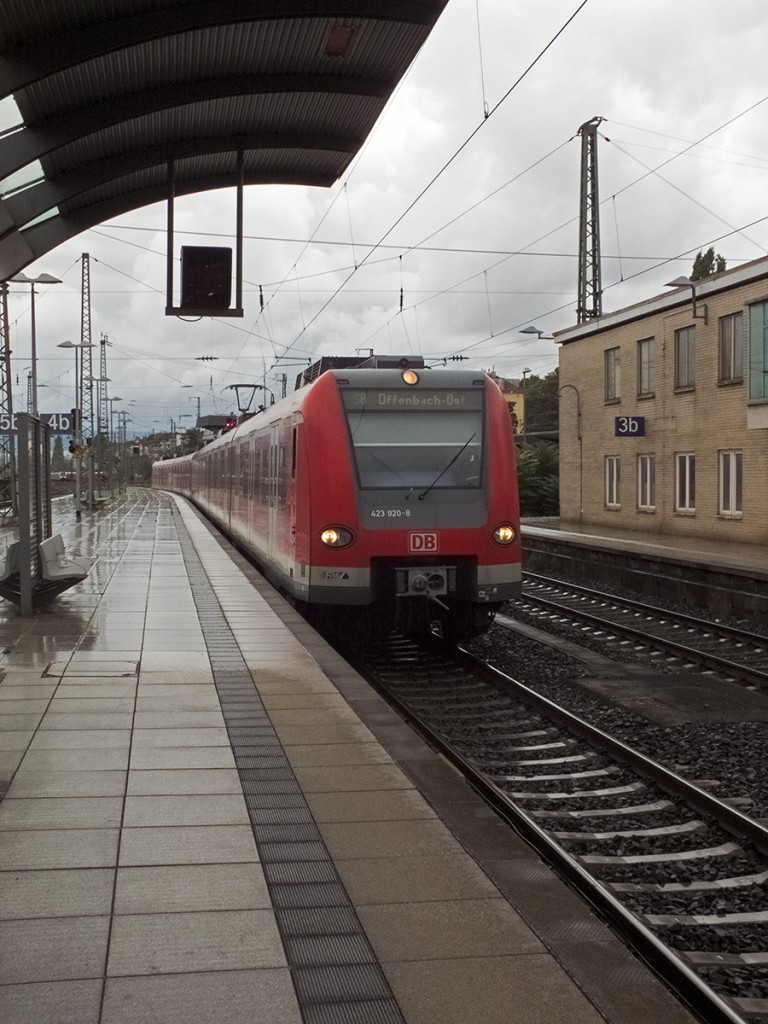 Auch wenn es im Internet hieß, die S8 wäre noch eine reine 420er-Linie, trieben am 26.08.14 auf mehreren Umläufen 423er ihr Unwesen. Hier sind 423 420 und 390 auf dem Weg nach Offenbach.