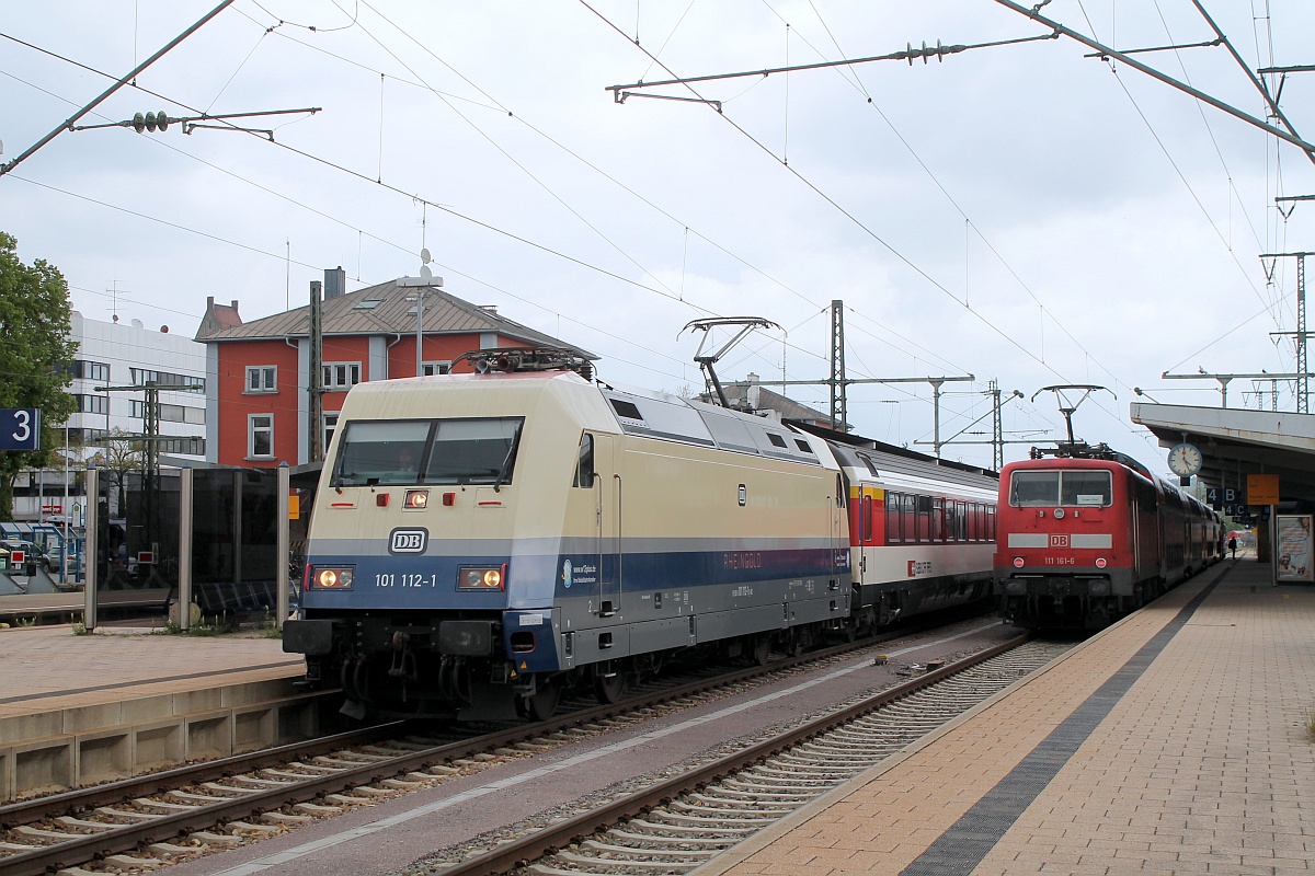 Auch wenn es nur für Werbezwecke ist aber einer BR 101 ein  Rheingold  Kleid zu verpassen ist reine Ironie...das kam damals bei der E03 001 schon nicht gut an...DB 6101 112-1 mit nem SBB Wagenpark beim Halt in Singen(Htw) am 09.05.2017