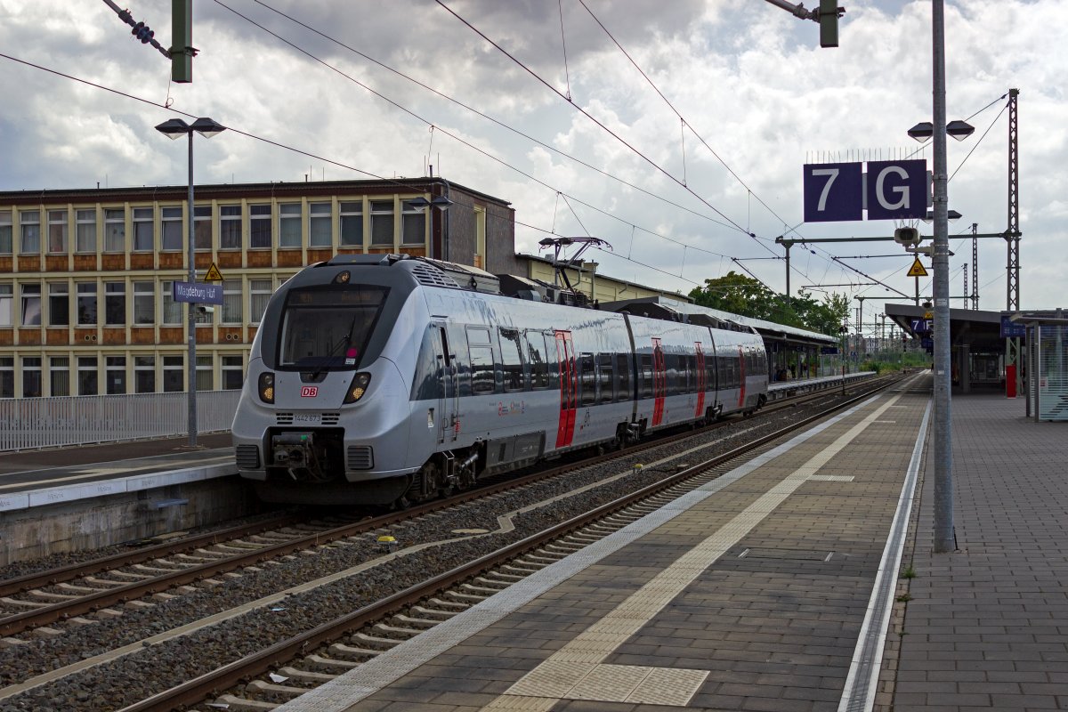 Auch wenn die Farben des Triebzuges an Abellio erinnern, bei 1442 173 handelte es sich schon immer um ein von der DB betriebenes Fahrzeug. Die silberne Lackierung ist vom Aufgabentr�ger f�r das Mitteldeutsche S-Bahn-Netz vorgegeben. Diese S-Bahnen fahren zwar nicht bis Magdeburg, aber einige sachsen-anhaltinische RE-Linien geh�ren ebenso zu dem Netz. So auch die Linie RE14 nach Dessau, und genau diese Fahrt tritt 1442 173 gerade an.