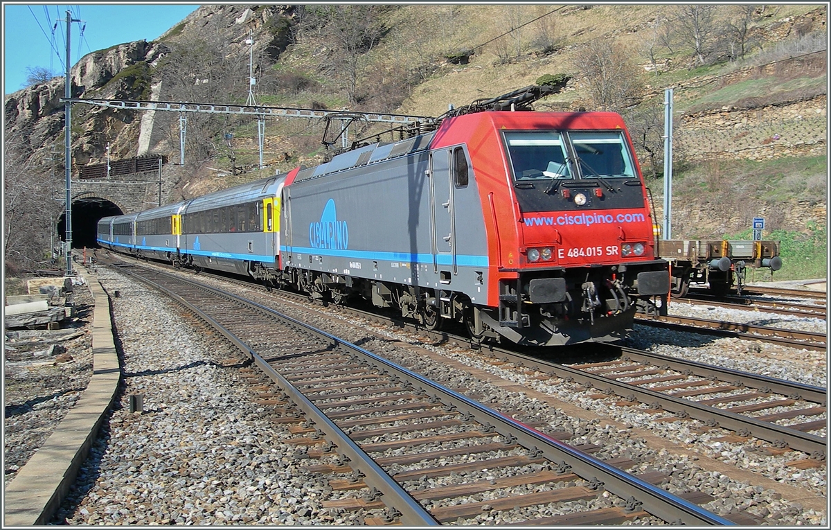 Auch wenn der hellblaube Cisalpino Zierstreifen zwischen Lok und Wagen nicht ganz zusammenpasst, war es eine gute Idee, die SBB Re 484 im Druchlauf zwische Milano - Birg - Bern/Genve einzusezten. Die EC Zge fuhren weit zuverlssiger als die ETR 470. Hier ist die SBB Re 484 015 mit einem EC von Basel nach Milano in Ausserberg zu sehen.
16. Mrz 2007 
