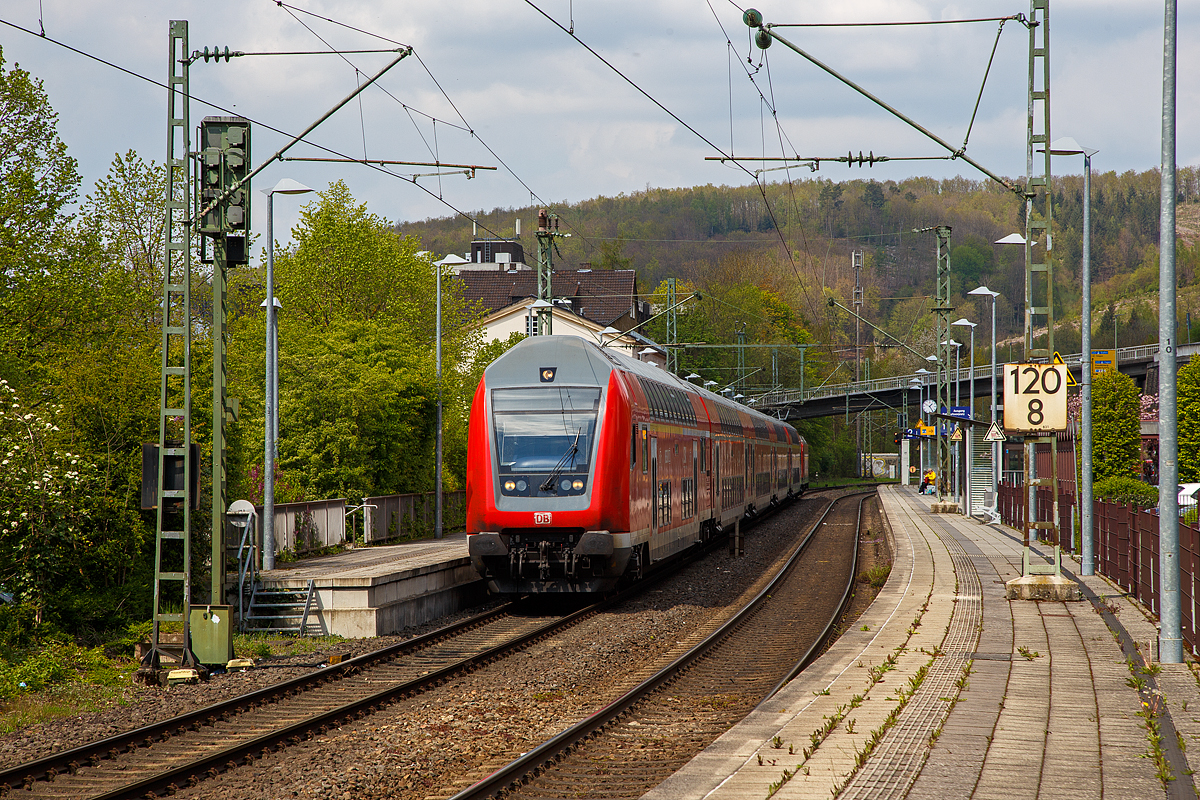 Auch wenn der Zug rot ist, so wird es langsam grün....
Der RE 9 - Rhein Sieg Express (RSX) Siegen - Köln – Aachen hat am 27.04.2022, Steuerwagen voraus, den Bahnhof Kirchen (Sieg) erreicht, Schublok war die 146 005-4.
