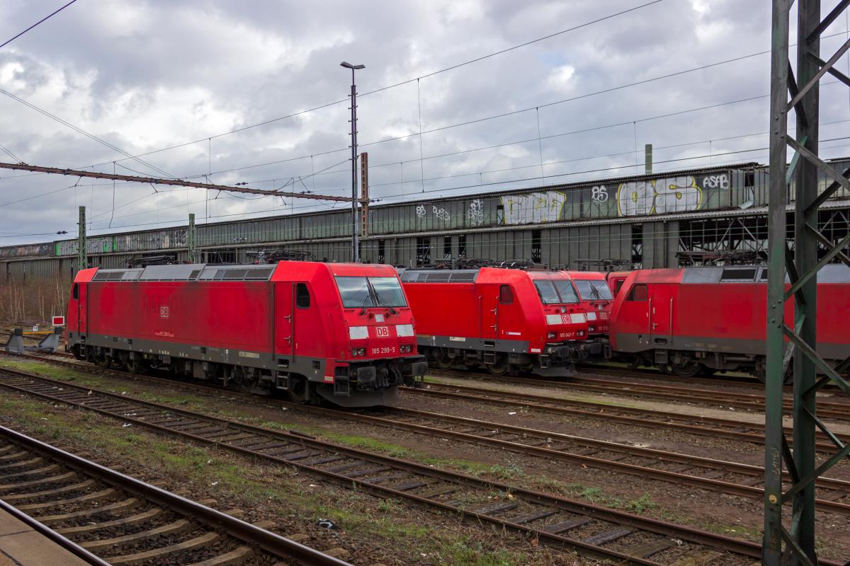 Auf den Abstellgleisen s�dlich der Bahnsteige im Bahnhof von Wanne-Eickel sind oft zahlreiche Loks abgestellt, die auf ihren n�chsten Einsatz im G�terzugdienst warten. Am 18.02.2020 waren dies (teilweise au�erhalb des Blickwinkels der Kamera) 185 299, 185 043, 185 372, 152 085, 185 073 und ganz hinten 151 036.
