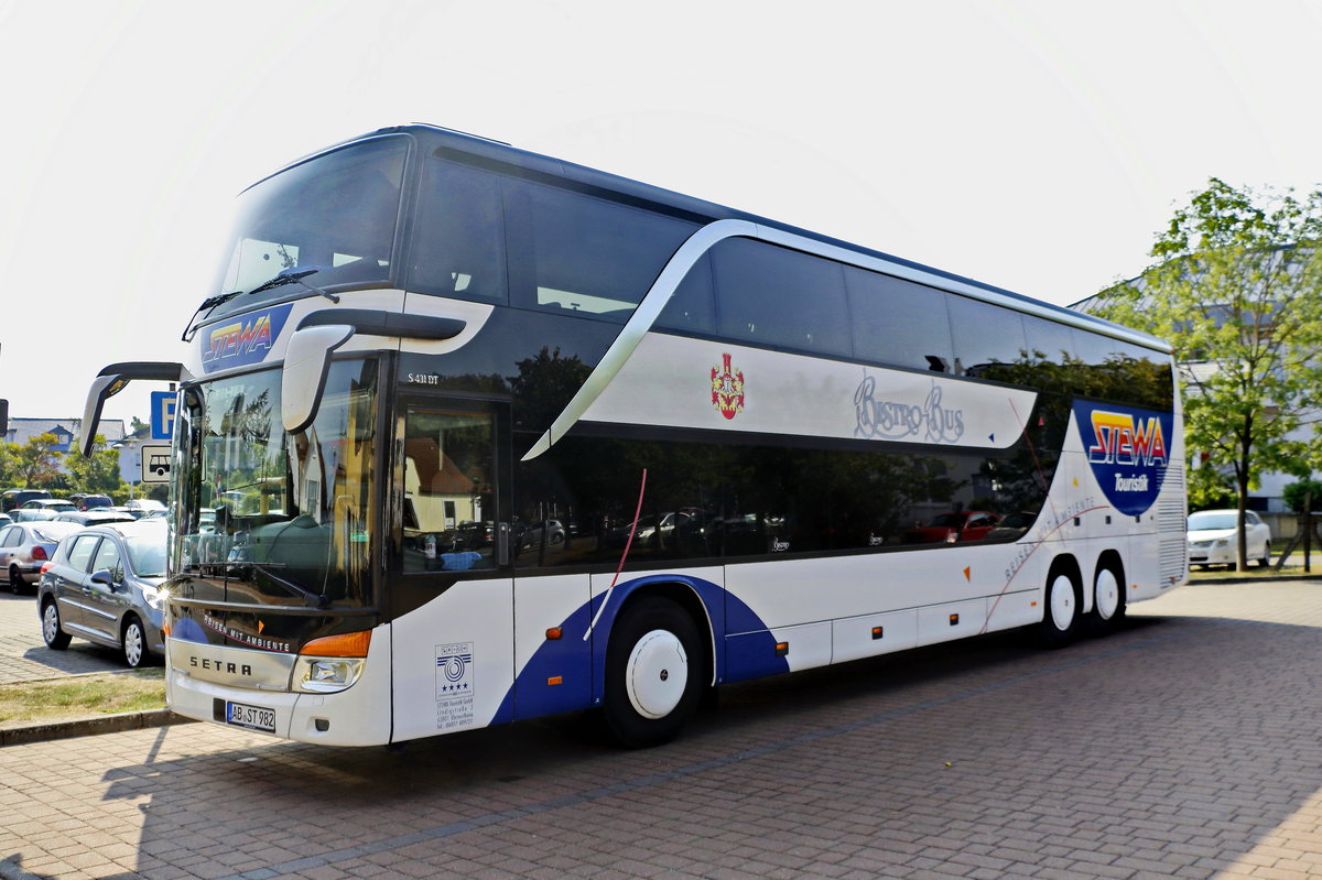 Auf dem Busparkplatz von Basin steht ein S 431DT von Stewa aus Kleinosthum am 31. August 2019.